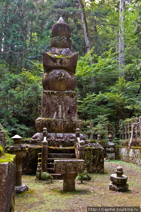 Сугэн-ин-Куёто — могила второго сына второго сёгуна Токугава, самое большое надгробие на всем кладбище