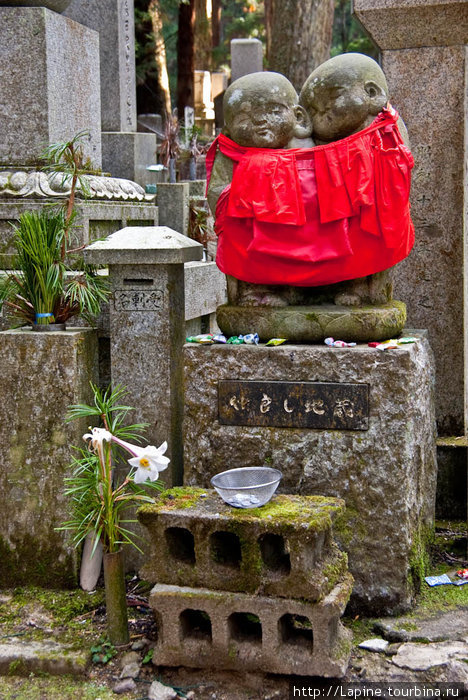 Коя-сан: кладбище Окуноин Коя, Япония