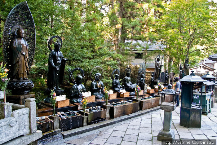 Прежде чем ступить на Гобё-баси, положено очиститься, поливая водой статуи Дзидзо, Каннон и Фудо-мё-о справа от моста.
