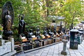 Прежде чем ступить на Гобё-баси, положено очиститься, поливая водой статуи Дзидзо, Каннон и Фудо-мё-о справа от моста.