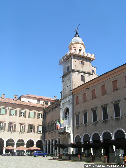 Комплекс разномастных зданий Модена, Италия