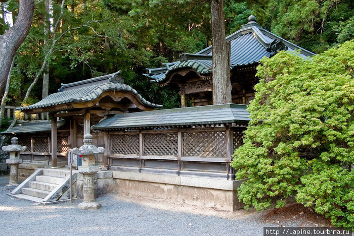 На Коя-сан, но вне кладбища, находятся мавзолеи (в данном случае — символические могилы) двух первых Токугав — Иэясу и Хидэтада. Их в 1643 году выстроил третий сегун — Иэмицу. Здесь — Иэясу. Коя, Япония