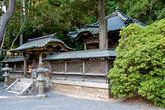 На Коя-сан, но вне кладбища, находятся мавзолеи (в данном случае — символические могилы) двух первых Токугав — Иэясу и Хидэтада. Их в 1643 году выстроил третий сегун — Иэмицу. Здесь — Иэясу.