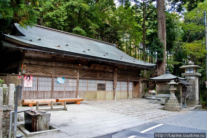 Нёнин-до, или Женский храм — первый по дороге от фуникулера. Коя, Япония