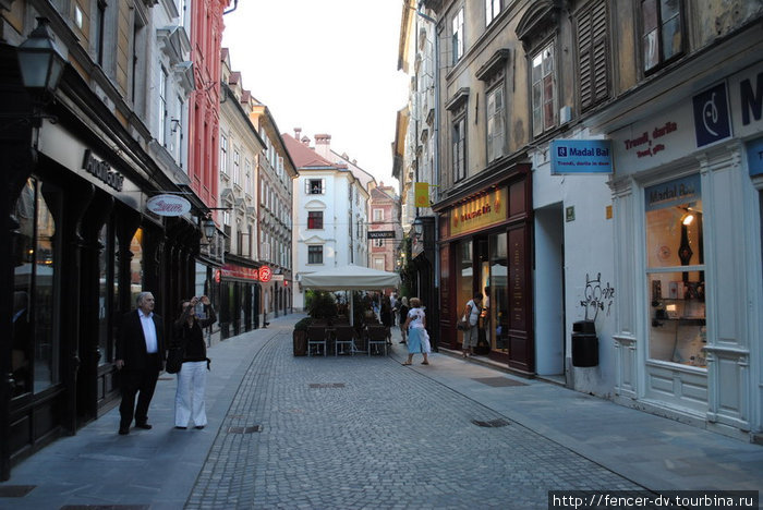 Заставить 2/3 улицы столиками — тоже вполне по-словенски) Любляна, Словения