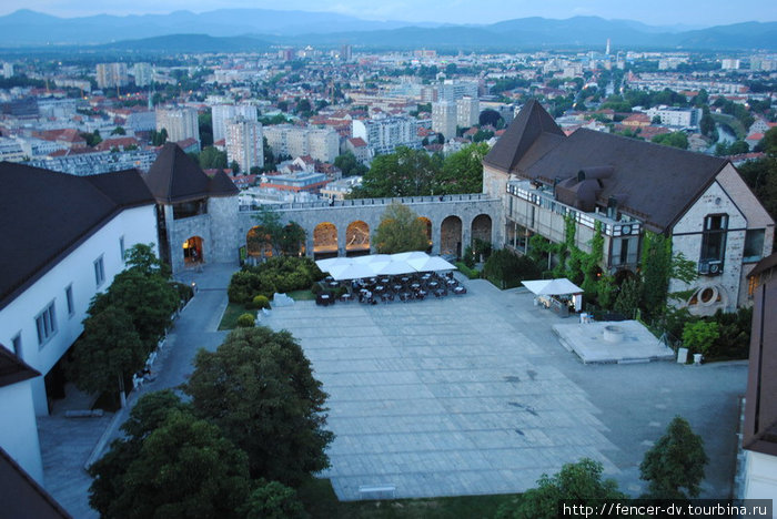 Что может быть на главной и единственной площади Люблянского замка — конечно, ресторан Любляна, Словения