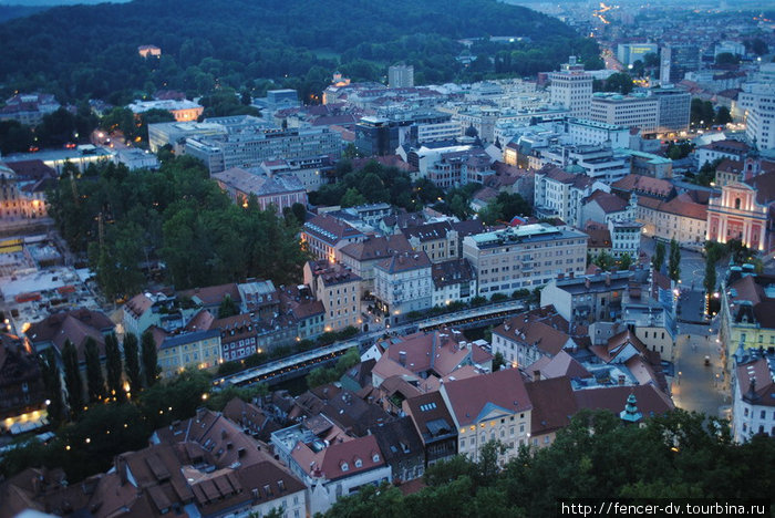 Отсюда видно, что набережная Любляницы полностью окупированна ресторанами Любляна, Словения