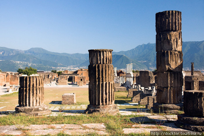 Колонны храма Юпитера Помпеи, Италия