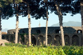 Амфитеатр. Сзади — купол церкви современных Помпей