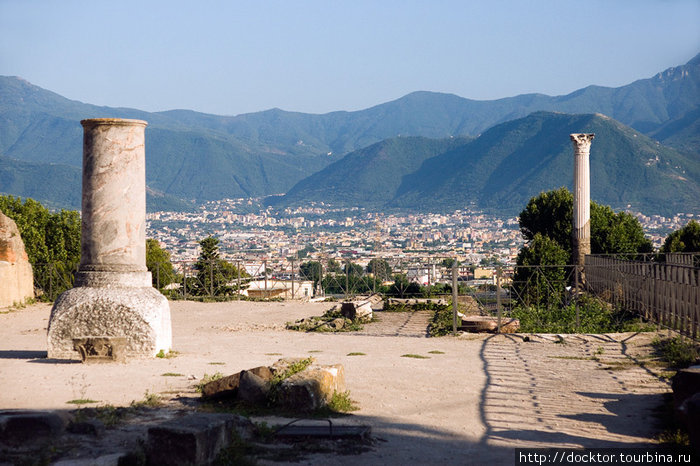 Из древнего города открывается вид на современные города Помпеи и Касталамаре-ди-Стабия Помпеи, Италия
