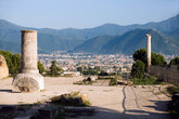 Из древнего города открывается вид на современные города Помпеи и Касталамаре-ди-Стабия