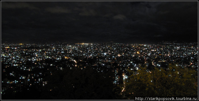 вид на ночное Катманду.
специально пошёл смотреть Сваямбуднат ночью, чтобы увидеть вот это Непал