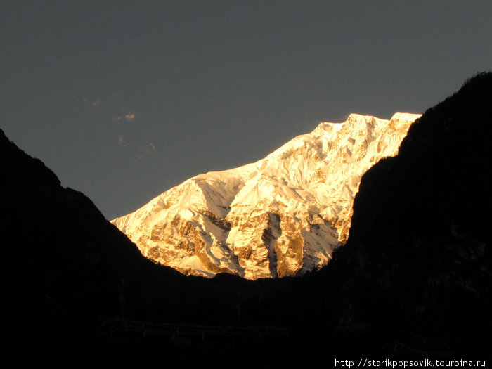 во время трека вокруг Аннапурны. Рассвет начинается в 5.40 и каждый день наблюдаешь как горы становятся золотыми. это Ламджунг Гимал Непал