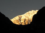 во время трека вокруг Аннапурны. Рассвет начинается в 5.40 и каждый день наблюдаешь как горы становятся золотыми. это Ламджунг Гимал