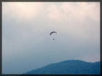 после трека, пока катался по озеру в Покаре смотрел как летают парапланеры. стартуют они с холма Сарангот, с которого открывается прекрасный вид на весь массив Аннапурны