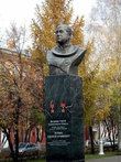 Бюст на Родине дважды героя, космонавта Алексея Леонова.