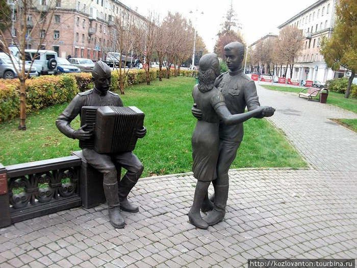 В 6 часов вечера после войны — скульптурная группа, установленная к 65-летию Победы возле театра драмы. Кемерово, Россия