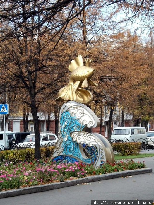Памятник золотой рыбке возле площади А.С.Пушкина. Если задумать желание и потереть хвост рыбке, то, по мнению кемеровчан, оно обязательно сбудется. Кемерово, Россия