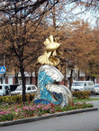Памятник золотой рыбке возле площади А.С.Пушкина. Если задумать желание и потереть хвост рыбке, то, по мнению кемеровчан, оно обязательно сбудется.