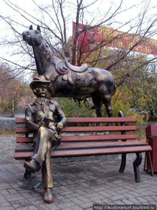 Памятник ковбою и его Боливару,который не выдержит двоих, возле бара Дикий койот. Кемерово, Россия