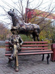 Памятник ковбою и его Боливару,который не выдержит двоих, возле бара Дикий койот.