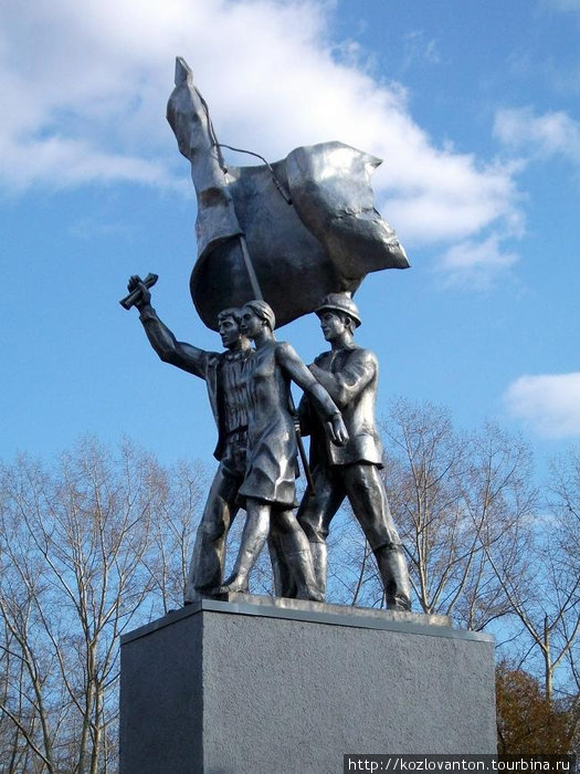 Как называется этот памятник, установленный в Комсомольском парке в 1984 г.? Ни за что не догадаетесь! (Правильный ответ: Комсомольская песня.) Кемерово, Россия
