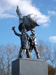 Как называется этот памятник, установленный в Комсомольском парке в 1984 г.? Ни за что не догадаетесь! (Правильный ответ: Комсомольская песня.)