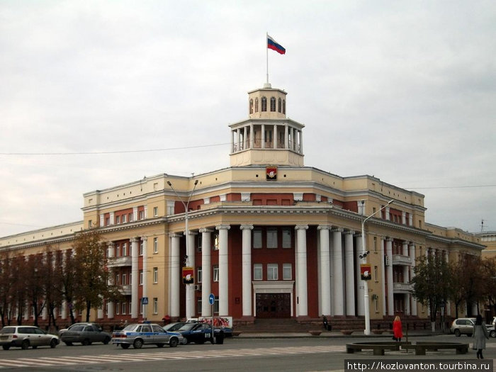Мэрия Кемерово на площади Советов. Кемерово, Россия