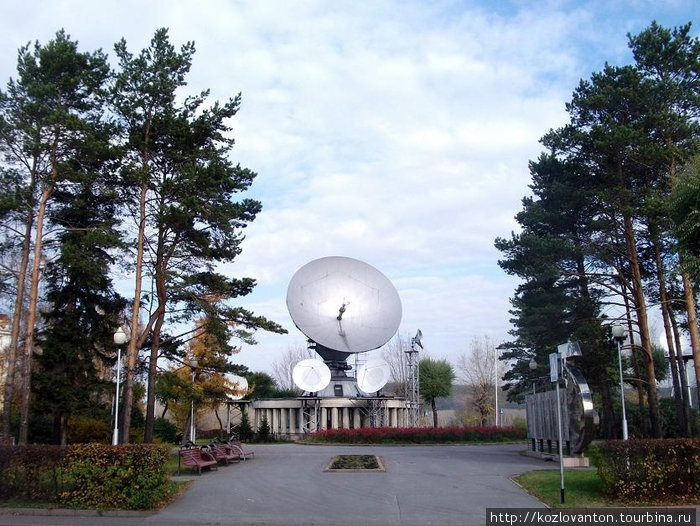 Станция космической связи Орбита в сквере детей и молодежи возле набережной Томи. Кемерово, Россия