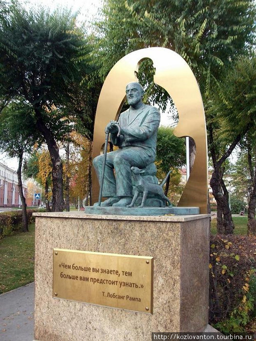 Памятник Тьюсдею Лобсанг Рампа (1910-1981) — автору книг об эзотерике, мистике и оккультизме  в сквере детей и молодежи. Кемерово, Россия
