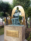 Памятник Тьюсдею Лобсанг Рампа (1910-1981) — автору книг об эзотерике, мистике и оккультизме  в сквере детей и молодежи.