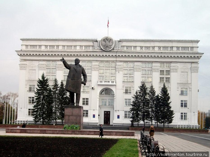Незабвенный Ильич перед зданием областной администрации . Кемерово, Россия