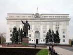 Незабвенный Ильич перед зданием областной администрации .