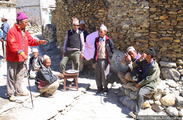 Собрание жильцов у храма монастыря Зона Дхавалагири, Непал