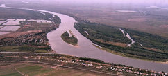После Астрахани  начинается дельта — Волга делится на многочисленные рукава. Этот рукав называется Старая Волга. Где-то здесь на берегу стоит и мой домик.