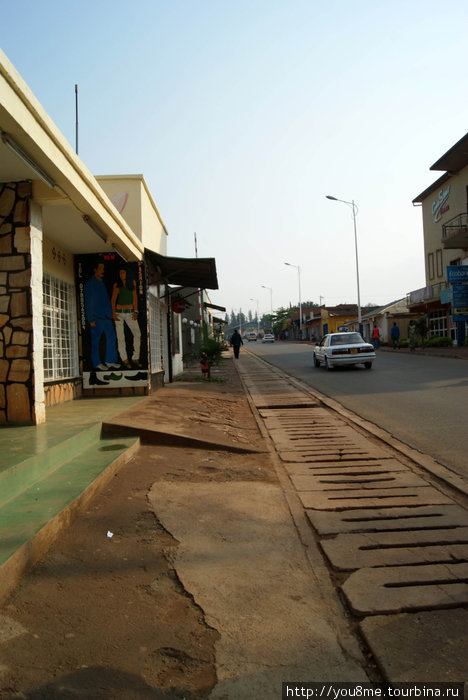 на этой улице банк и магазинчики Кигали, Руанда