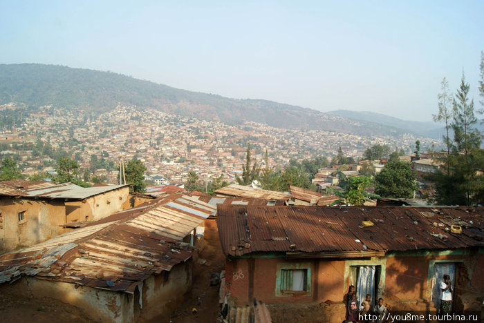 между вершинами холмов дома бедняков Кигали, Руанда