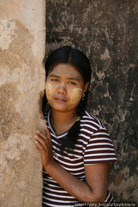 Бирманки с утра покрывают  лицо средством, которое разводится из порошка растертых веток и коры дерева танака.
 Танака  защищает кожу от солнечных лучей – главного врага красоты и молодости. Мьянма
