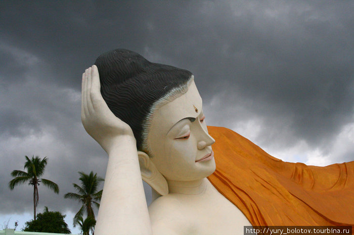 Самый большой лежачий Будда в мире (второй в Бангкоке, в Ват По.) Мьянма