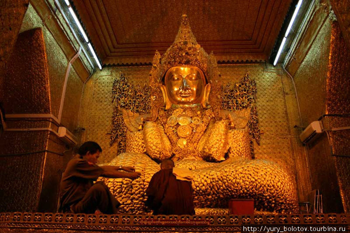 В бывшей столице Бирмы, городе  Мандалай, находится монастырь Махамуни Пайя, где хранится самый почитаемый в стране рукотворный облик Будды, полностью покрытый золотом. Мьянма
