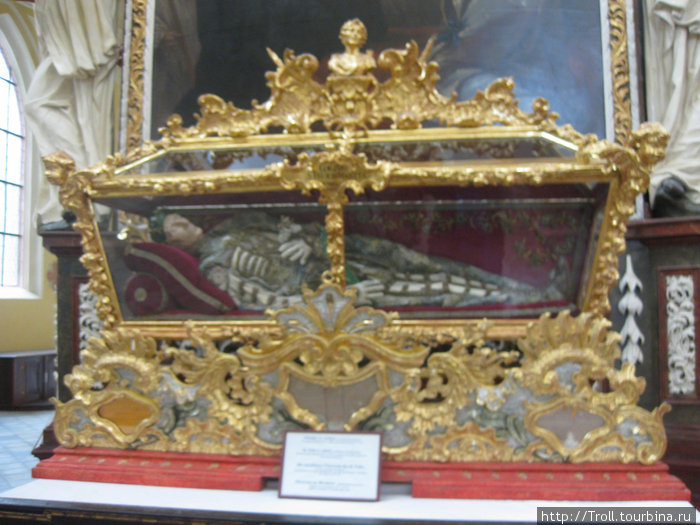 Сами мощи, пожертвованные некогда папой Римским за заслуги перед церковью Кутна-Гора, Чехия