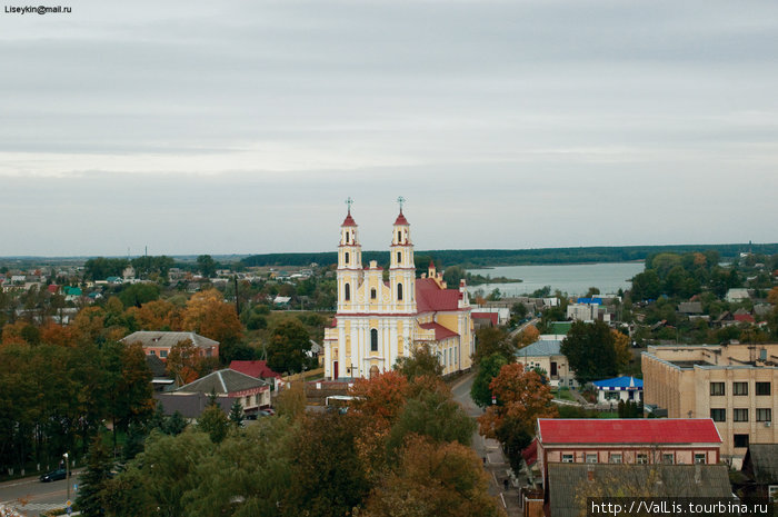 Глубокое, Беларусь.
Вид на костел св. Троицы с колокольни собора Рождества Богородицы Глубокое, Беларусь