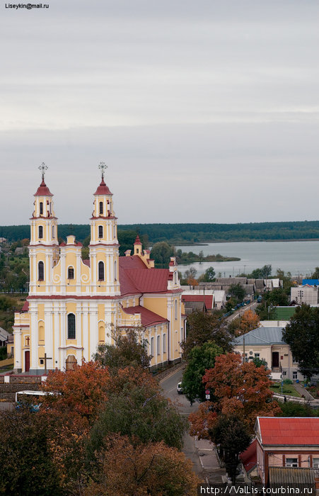 Глубокое, Беларусь.
Вид на костел св. Троицы с колокольни собора Рождества Богородицы Глубокое, Беларусь