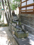 Нижняя часть парка отведена под уголок Японии с буддийским храмом, у входа в который сидит божок счастья с символом изобилия – рыбой в руках.