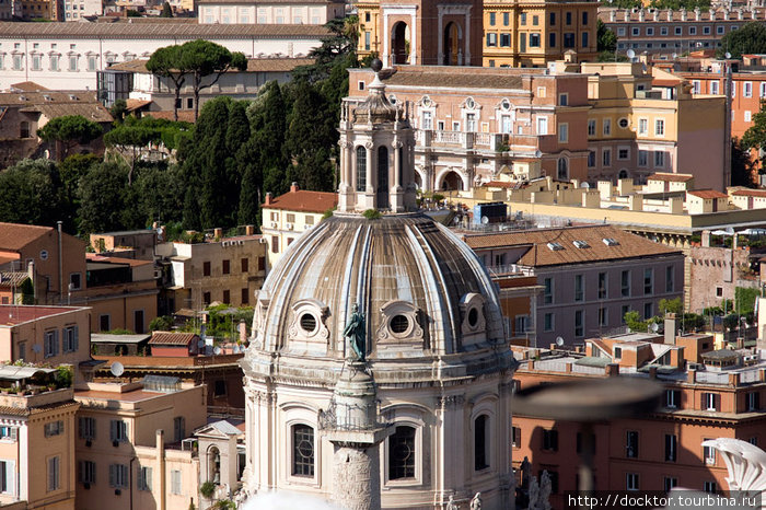Купол одной из многочисленных церквей, колонна Траяна и римские крыши Рим, Италия