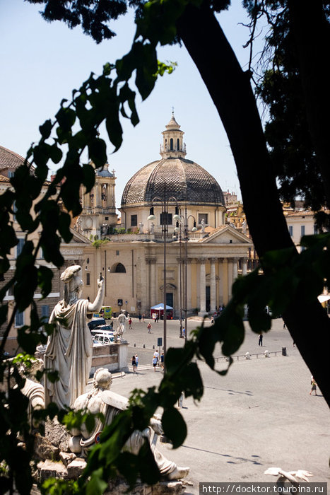 Площадь Пополо и Санта-Мария-дей-Мираколи, одна из двух церквей-близнецов Рим, Италия