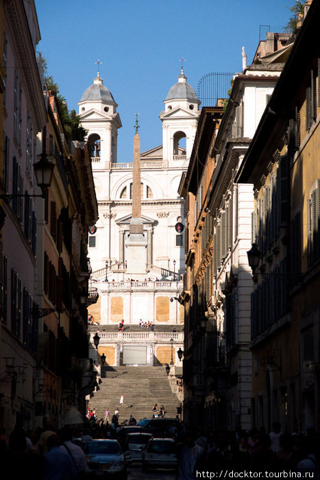 Вид на площадь Испании с via Condotti — улицы бутиков Рим, Италия