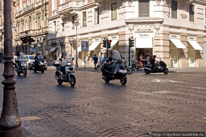 На улицах Рима — сплошные мотороллеры Рим, Италия