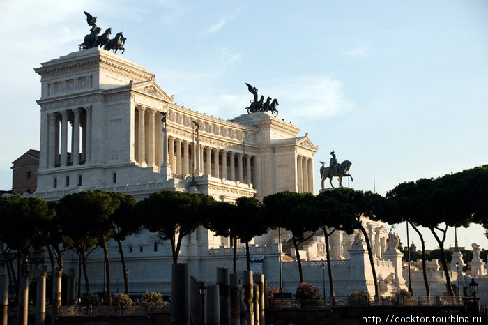 Алтарь Отечества, или монумент Виктору Эммануилу II, или печатная машинка (как прозвали эту конструкцию сами римляне) Рим, Италия