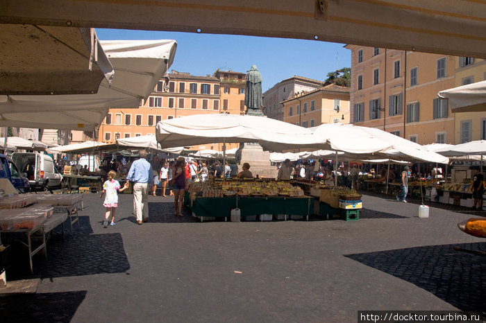Кампо-дей-Фьоре — знаменитая рыночная площадь Рим, Италия